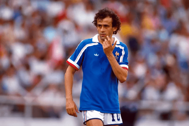 盘点足球史上15位最伟大的10号，齐达内排名第五，前三实至名归